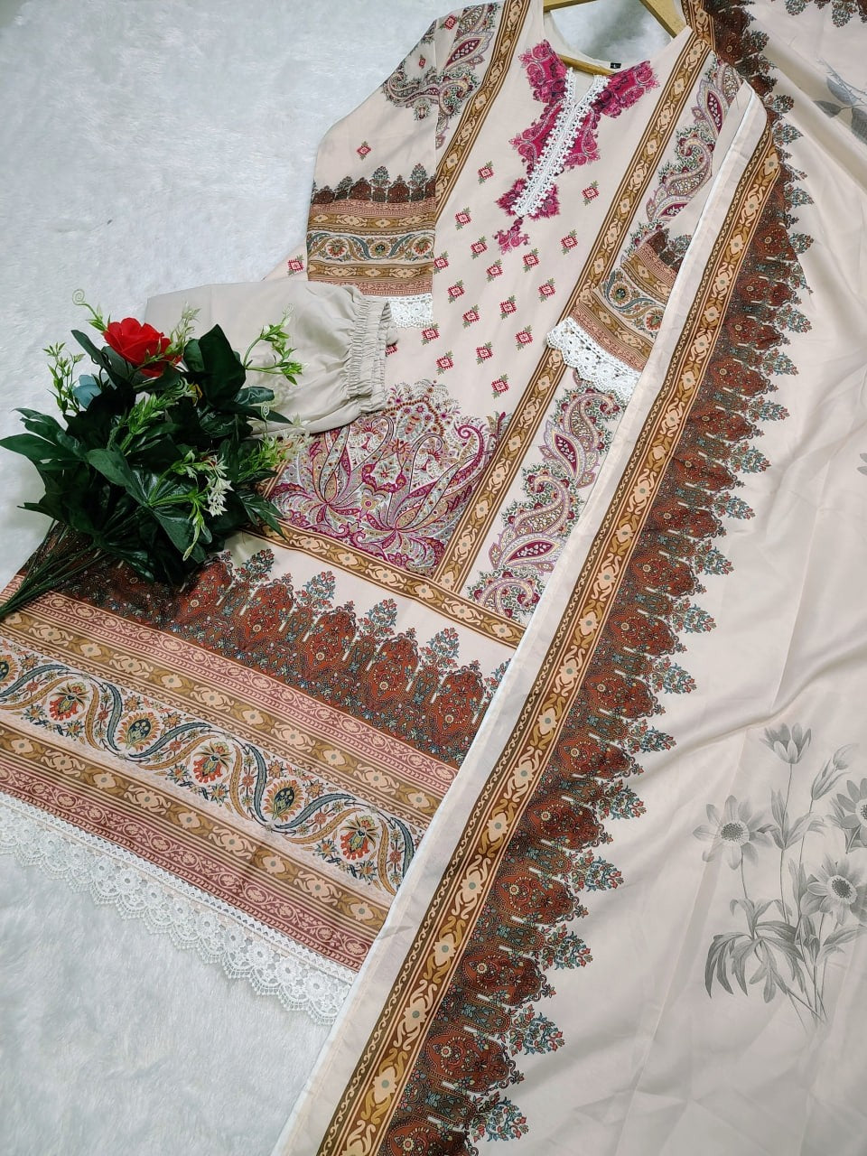 Pakistani stylish kurti set